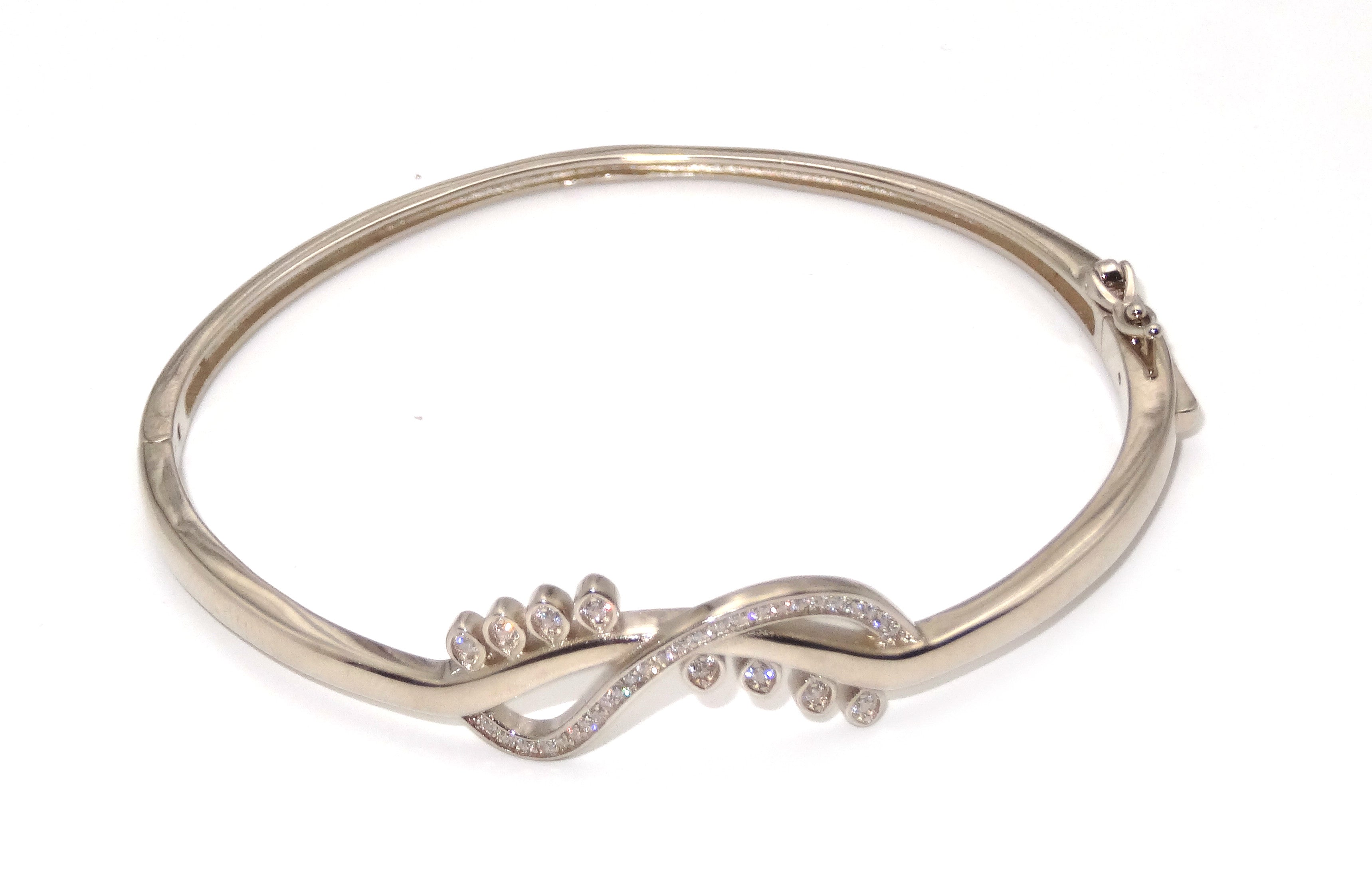 The Ultimate Guide to Styling Silver Bracelets for Women