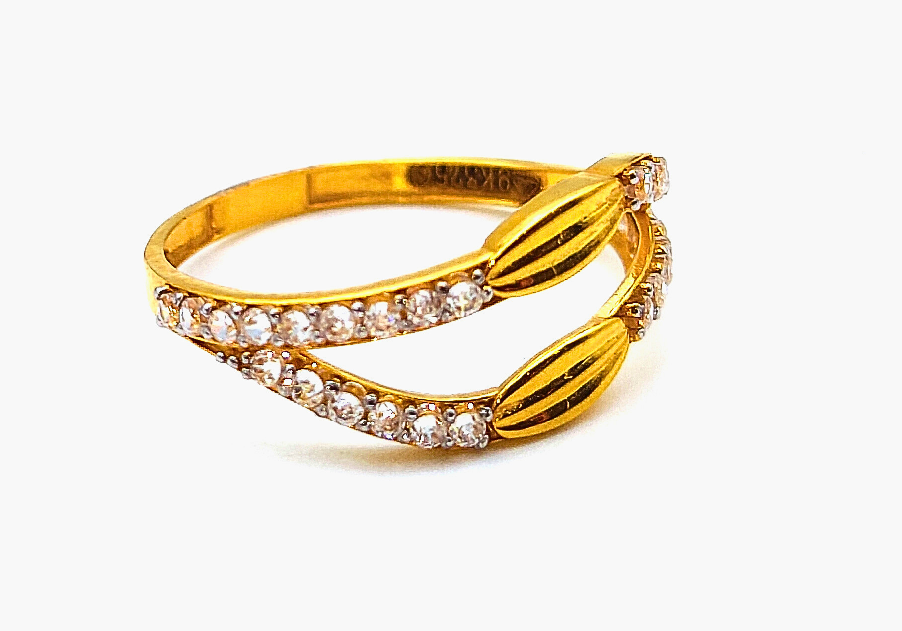 9k yellow gold bypass ring featuring cz stones and textured gold leaf accents with bis hallmark huid stamp